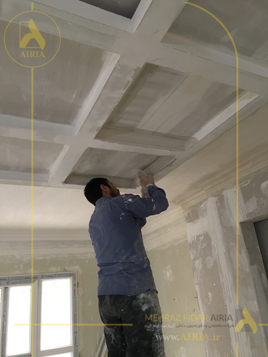 اجرای ابزار گچی سقف سالن پذیرایی در بازسازی و دکوراسیون داخلی خانه تریبلکس در تهران - منظریه