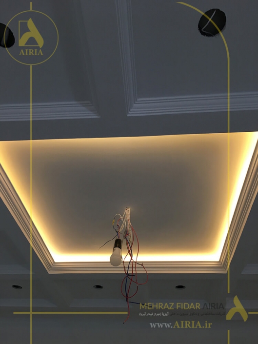 اجرای نور مخفی سقف سالن پذیرایی در بازسازی و دکوراسیون داخلی خانه تریبلکس در تهران - منظریه