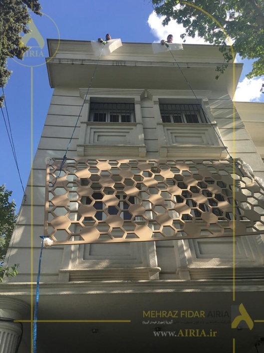 انتقال دیوار دکوراتیو یک تکه از طریق پشت بام به داخل سالن پذیرایی در بازسازی و دکوراسیون خانه تریبلکس در تهران - منظریه