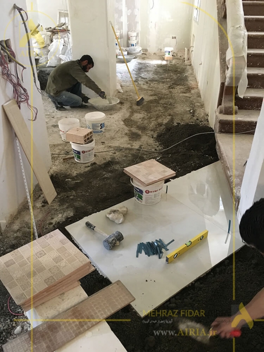 شروع اجرای سرامیک کف سالن پذیرایی در بازسازی و دکوراسیون داخلی خانه تریبلکس در تهران - منظریه