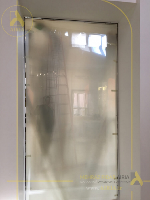 شیشه هوشمند در اجرای دکوراسیون داخلی ورودی اتاق مدیریت دفتر کار در تهران -الهیه