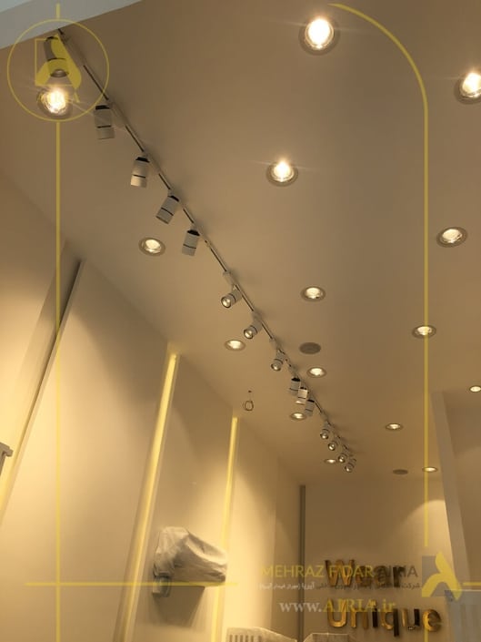 نصب چراغها در بازسازی طراحی داخلی و دکوراسیون داخلی فروشگاه-ونک
