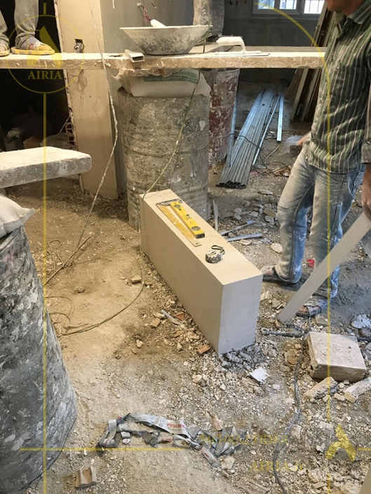 گچ کاری پایه دیوار دکوراتیو در بازسازی و اجرای دکوراسیون داخلی سالن پذیرایی خانه تریبلکس در تهران - منظریه