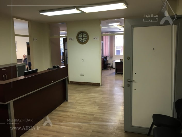 نمای کناری از سالن انتظار، پذیرش و ورودی دفترکار قبل از طراحی داخلی دفتر کار اداری شرکت فرادانش