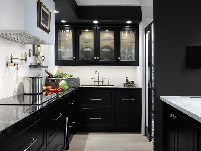 رنگ سیاه کابینت آشپزخانه